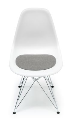 Weißer Eames Plastic Side Chair DSR mit hell melierter Filz-Sitzauflage von Hey Sign.